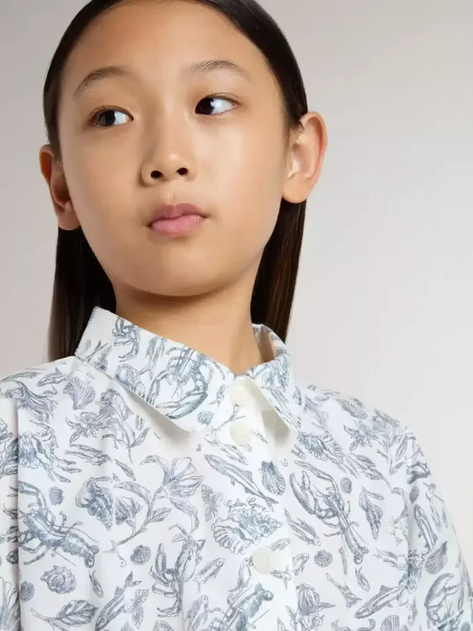 Abito chemisier da bambina in tela di cotone bianca con stampa nautica blu e bordino bianco