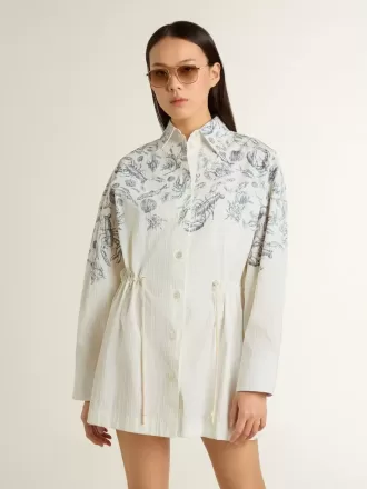Abito corto da donna in cotone a righe bianche con stampa blu marino