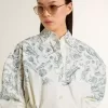 Abito corto da donna in cotone a righe bianche con stampa blu marino