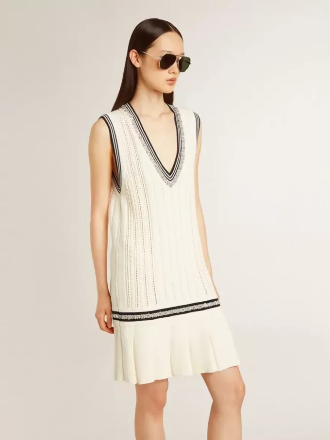 Abito da donna in cotone bianco consumato con bordi blu scuro e cristalli