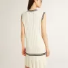 Abito da donna in cotone bianco consumato con bordi blu scuro e cristalli