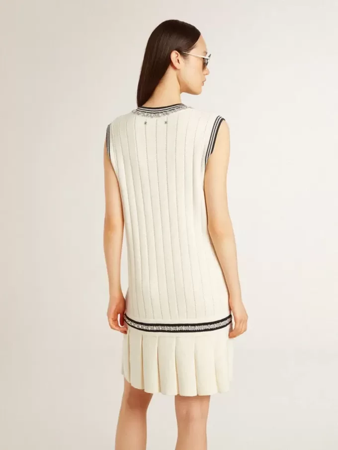 Abito da donna in cotone bianco consumato con bordi blu scuro e cristalli
