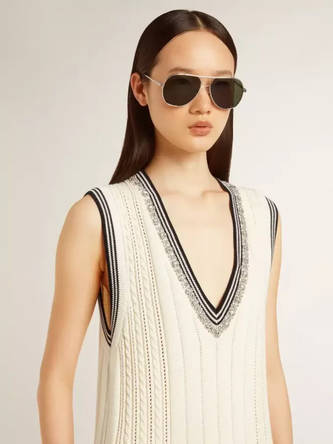 Abito da donna in cotone bianco consumato con bordi blu scuro e cristalli