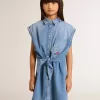 Abito in denim da bambina con nodo frontale e ricami Abito in denim da bambina con nodo frontale e ricami