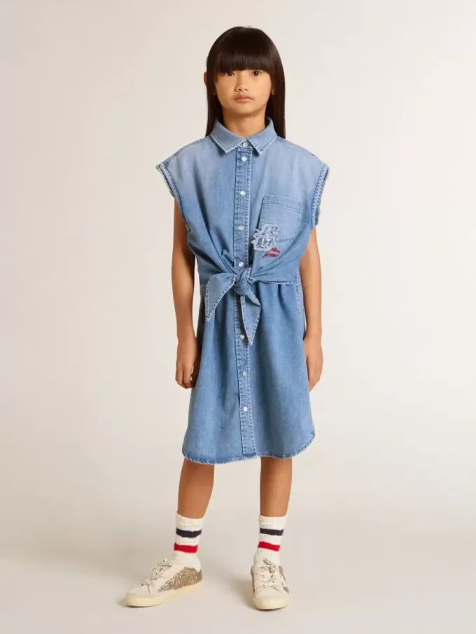 Abito in denim da bambina con nodo frontale e ricami Abito in denim da bambina con nodo frontale e ricami
