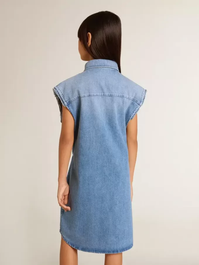 Abito in denim da bambina con nodo frontale e ricami Abito in denim da bambina con nodo frontale e ricami