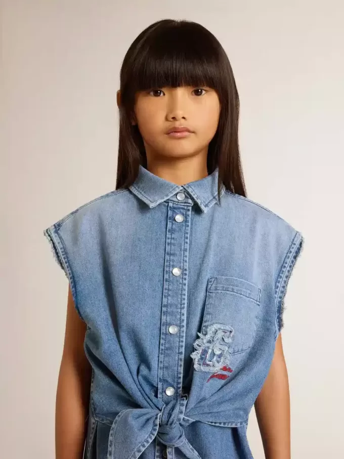 Abito in denim da bambina con nodo frontale e ricami Abito in denim da bambina con nodo frontale e ricami