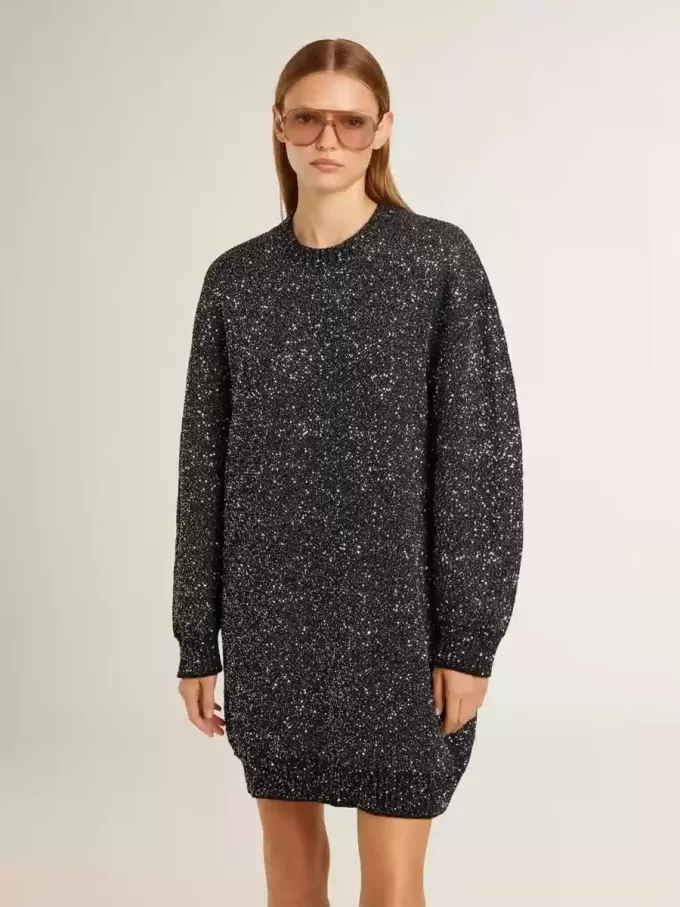 Abito nero da donna con scollo rotondo e paillettes argentate su tutta la superficie