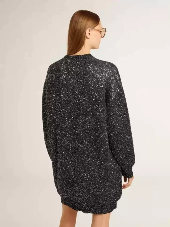 Abito nero da donna con scollo rotondo e paillettes argentate su tutta la superficie