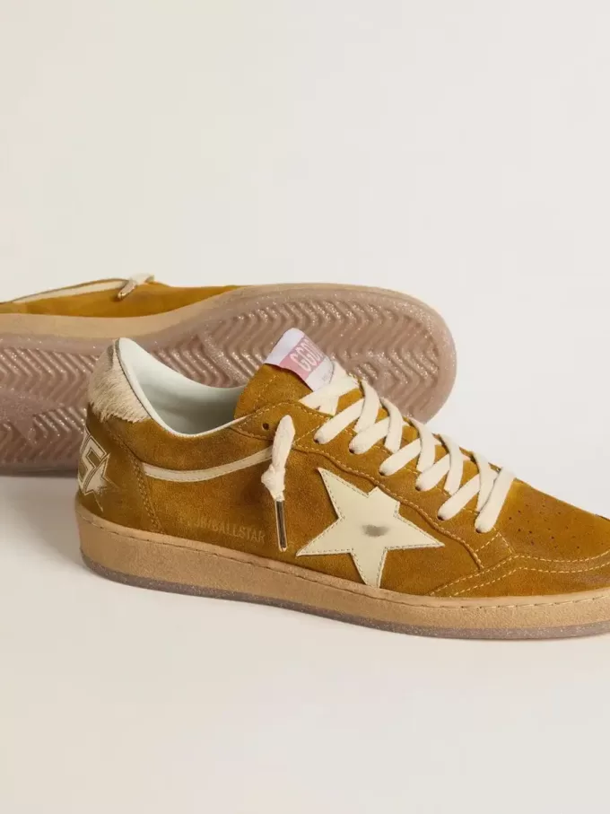 Ball Star da donna in pelle scamosciata con stella in pelle beige e linguetta sul tallone in pelle di cavallino Ball Star da donna in pelle scamosciata con stella in pelle beige e linguetta sul tallone in pelle di cavallino