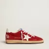 Ball Star da uomo in pelle scamosciata rosso scuro con stella bianca e linguetta sul tallone Ball Star da uomo in pelle scamosciata rosso scuro con stella bianca e linguetta sul tallone