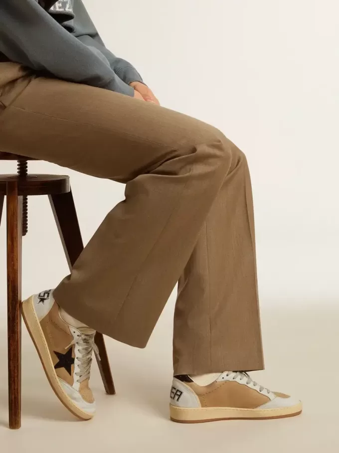 Ball Star in nabuk e nappa beige con stella in cristallo Swarovski nero