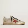 Ball Star in pelle scamosciata beige con stella in pelle rossa e linguetta sul tallone in pelle metallizzata color bronzo Ball Star in pelle scamosciata beige con stella in pelle rossa e linguetta sul tallone in pelle metallizzata color bronzo