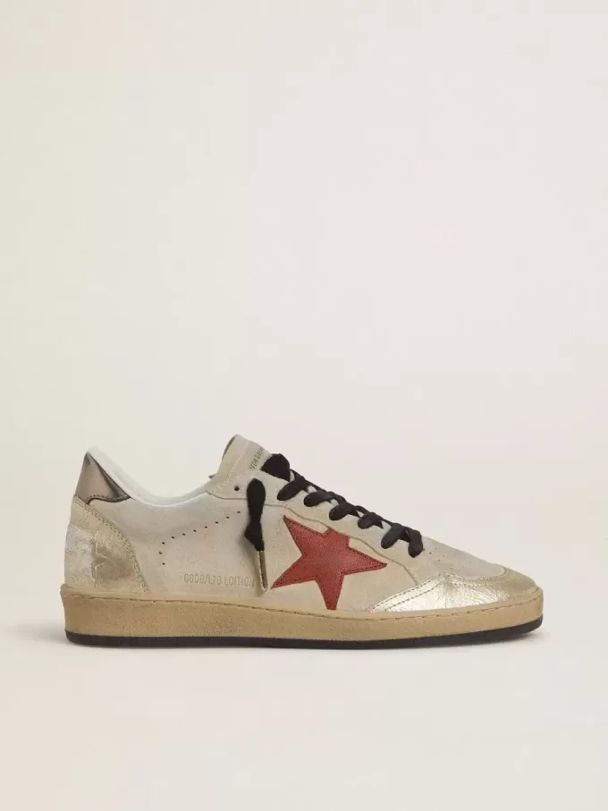 Ball Star in pelle scamosciata beige con stella in pelle rossa e linguetta sul tallone in pelle metallizzata color bronzo Ball Star in pelle scamosciata beige con stella in pelle rossa e linguetta sul tallone in pelle metallizzata color bronzo