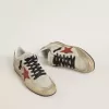 Ball Star in pelle scamosciata beige con stella in pelle rossa e linguetta sul tallone in pelle metallizzata color bronzo Ball Star in pelle scamosciata beige con stella in pelle rossa e linguetta sul tallone in pelle metallizzata color bronzo