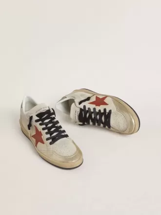 Ball Star in pelle scamosciata beige con stella in pelle rossa e linguetta sul tallone in pelle metallizzata color bronzo Ball Star in pelle scamosciata beige con stella in pelle rossa e linguetta sul tallone in pelle metallizzata color bronzo