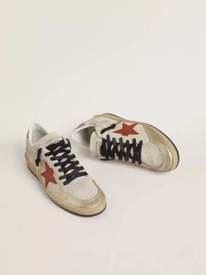 Ball Star in pelle scamosciata beige con stella in pelle rossa e linguetta sul tallone in pelle metallizzata color bronzo Ball Star in pelle scamosciata beige con stella in pelle rossa e linguetta sul tallone in pelle metallizzata color bronzo