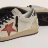 Ball Star in pelle scamosciata beige con stella in pelle rossa e linguetta sul tallone in pelle metallizzata color bronzo Ball Star in pelle scamosciata beige con stella in pelle rossa e linguetta sul tallone in pelle metallizzata color bronzo