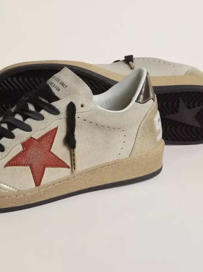Ball Star in pelle scamosciata beige con stella in pelle rossa e linguetta sul tallone in pelle metallizzata color bronzo Ball Star in pelle scamosciata beige con stella in pelle rossa e linguetta sul tallone in pelle metallizzata color bronzo