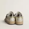 Ball Star in pelle scamosciata beige con stella in pelle rossa e linguetta sul tallone in pelle metallizzata color bronzo Ball Star in pelle scamosciata beige con stella in pelle rossa e linguetta sul tallone in pelle metallizzata color bronzo