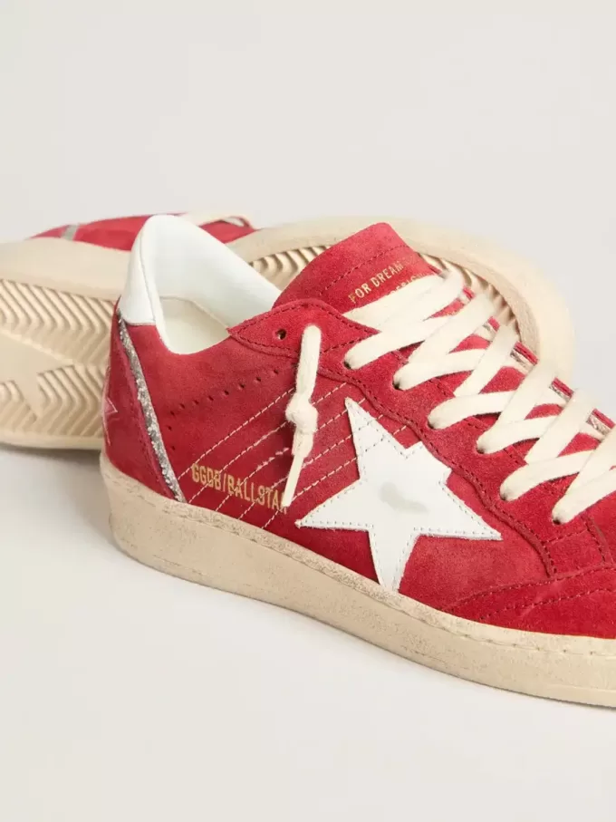 Ball Star in pelle scamosciata rossa con stella e linguetta sul tallone in pelle bianca