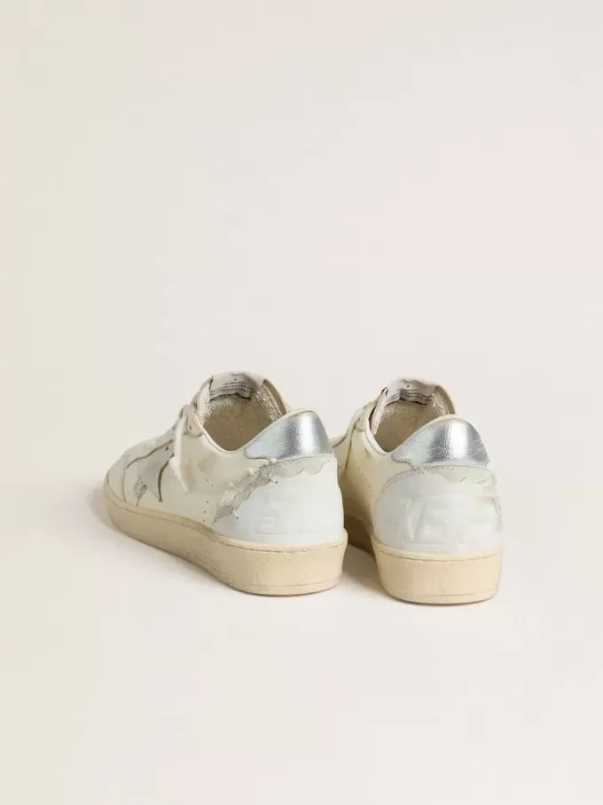 Ball Star LTD in color crema con stella in pelle scamosciata bianca e linguetta sul tallone in pelle metallizzata argento Ball Star LTD in color crema con stella in pelle scamosciata bianca e linguetta sul tallone in pelle metallizzata argento
