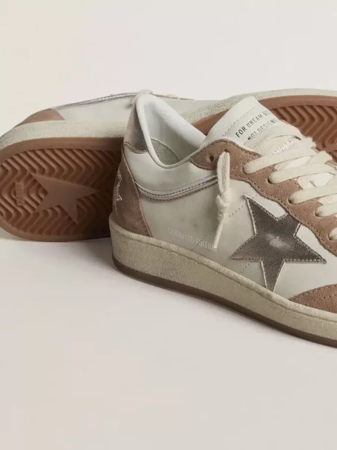 Ball Star LTD in pelle nappa bianca e pelle scamosciata rosa antico con stella e linguetta sul tallone in pelle metallizzata argento Ball Star LTD in pelle nappa bianca e pelle scamosciata rosa antico con stella e linguetta sul tallone in pelle metallizzata argento