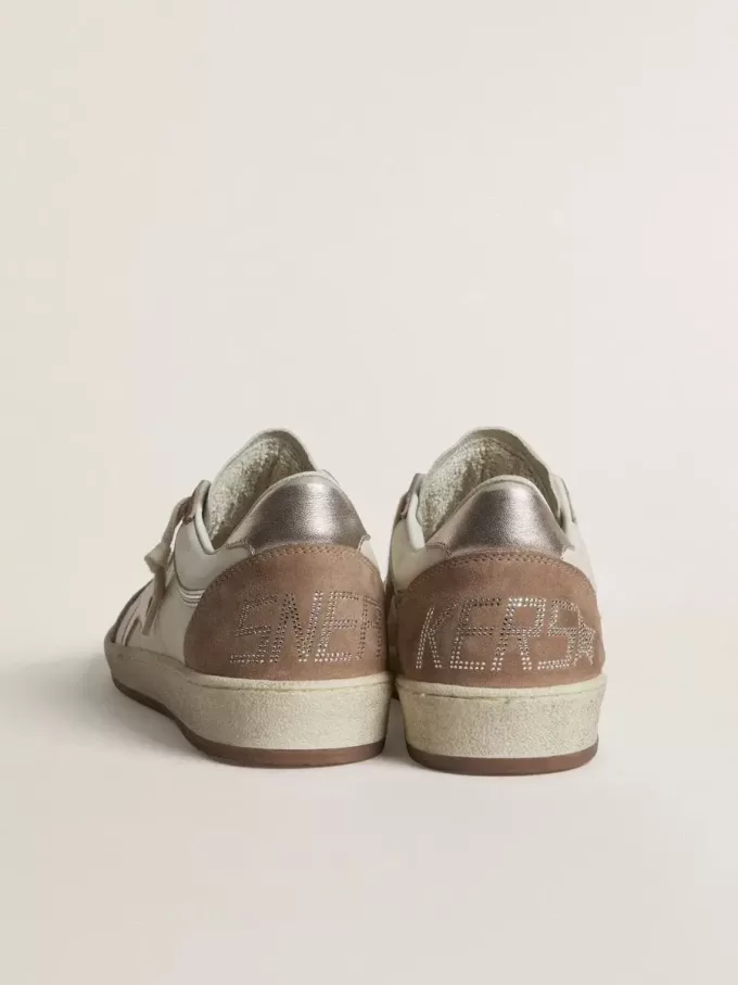 Ball Star LTD in pelle nappa bianca e pelle scamosciata rosa antico con stella e linguetta sul tallone in pelle metallizzata argento Ball Star LTD in pelle nappa bianca e pelle scamosciata rosa antico con stella e linguetta sul tallone in pelle metallizzata argento
