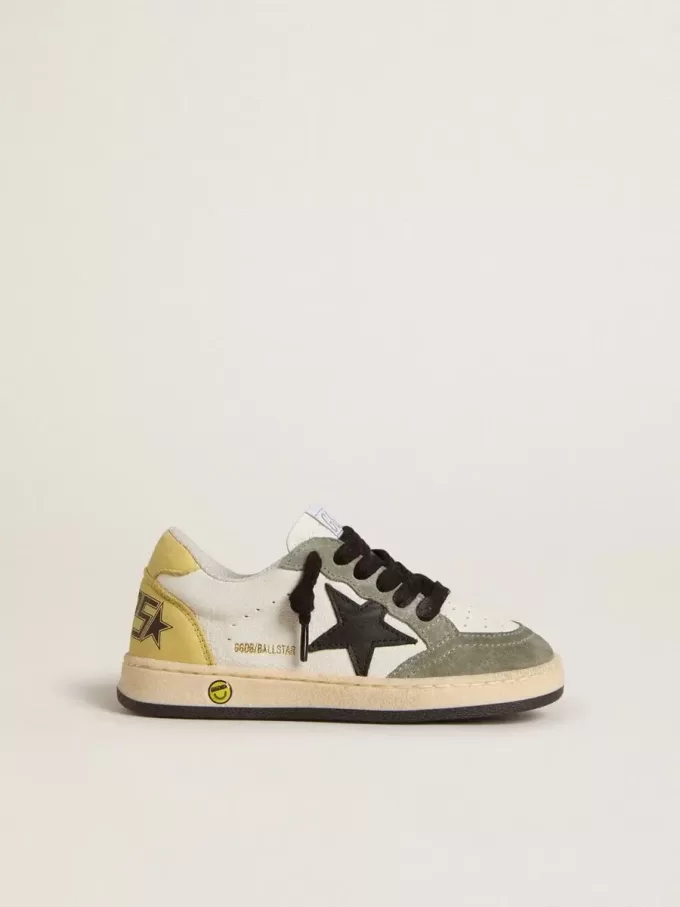 Ball Star Young in nappa bianca con inserti in pelle scamosciata verde scuro e stella nera