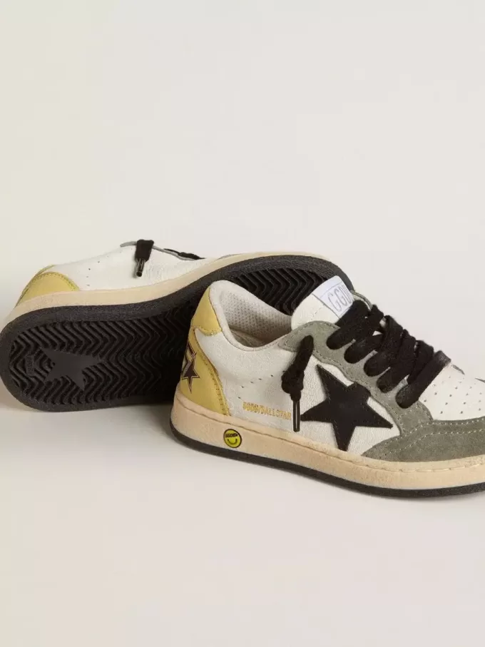 Ball Star Young in nappa bianca con inserti in pelle scamosciata verde scuro e stella nera