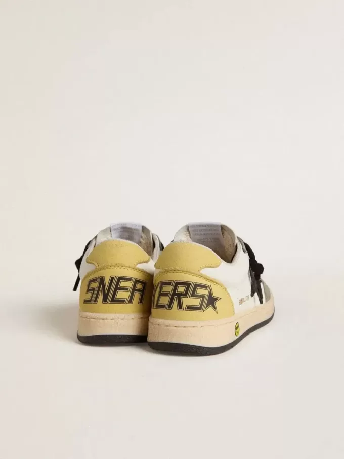 Ball Star Young in nappa bianca con inserti in pelle scamosciata verde scuro e stella nera