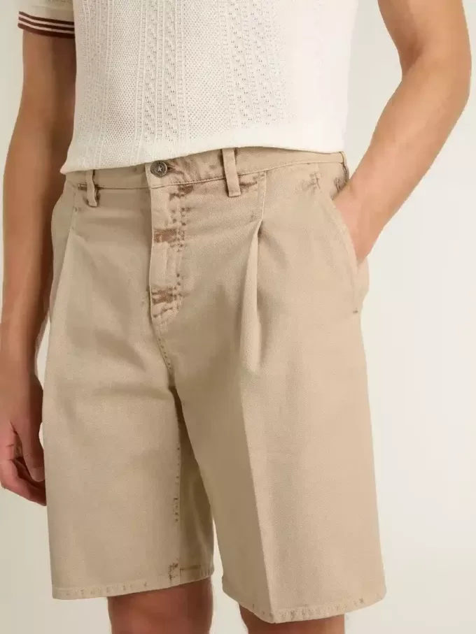 Bermuda da uomo in denim beige con finitura effetto vissuto