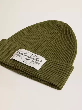 Berretto in cotone verde militare con etichetta applicata sul davanti