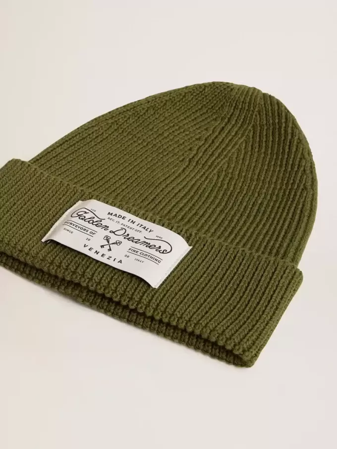 Berretto in cotone verde militare con etichetta applicata sul davanti Berretto in cotone verde militare con etichetta applicata sul davanti