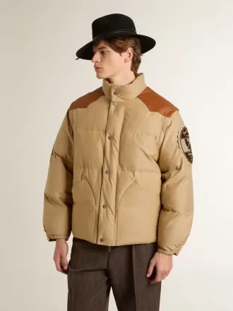 Bomber beige con dettagli in pelle e patch