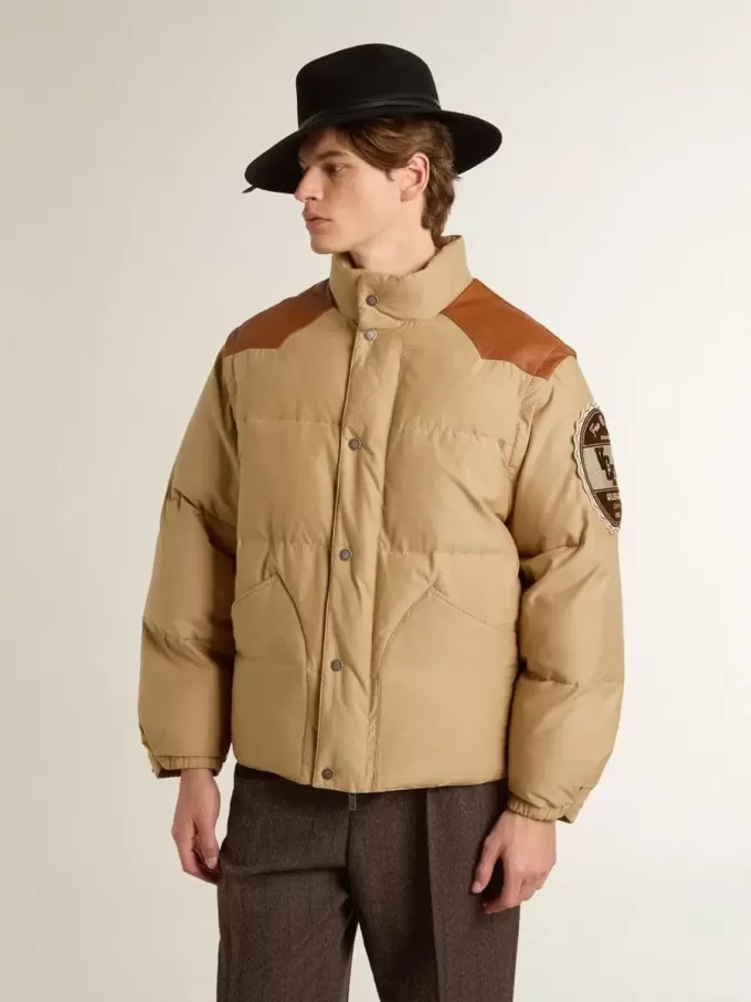 Bomber beige con dettagli in pelle e patch
