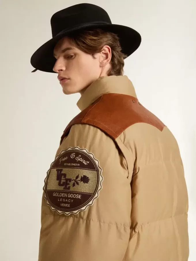 Bomber beige con dettagli in pelle e patch