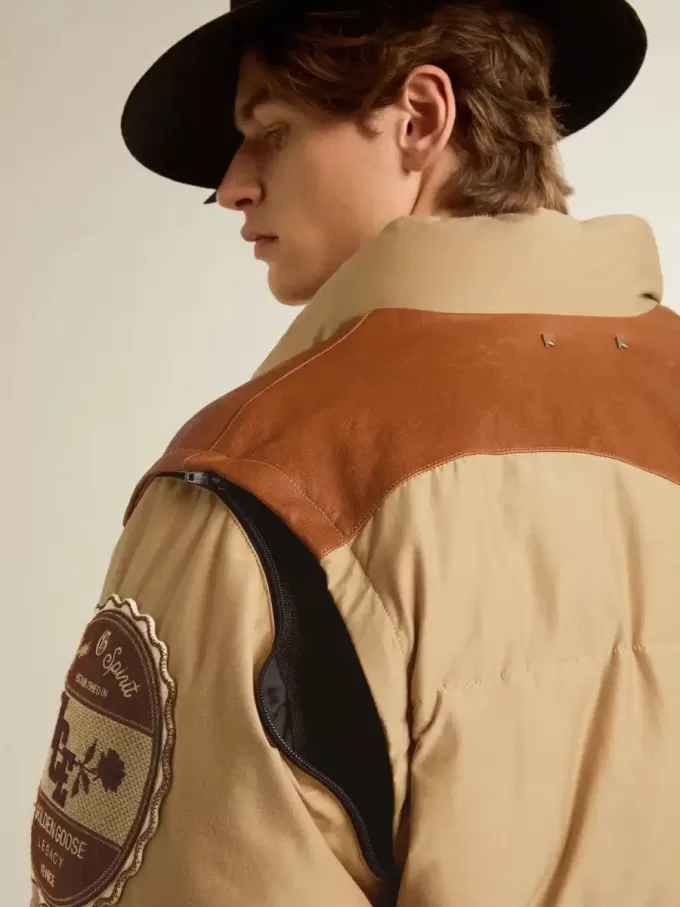 Bomber beige con dettagli in pelle e patch