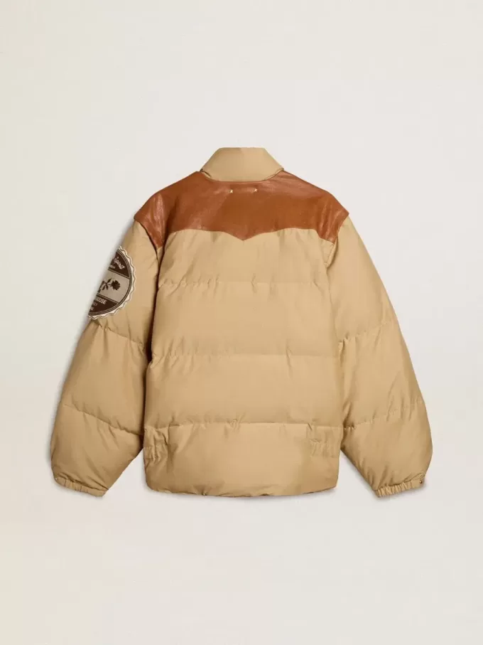 Bomber beige con dettagli in pelle e patch