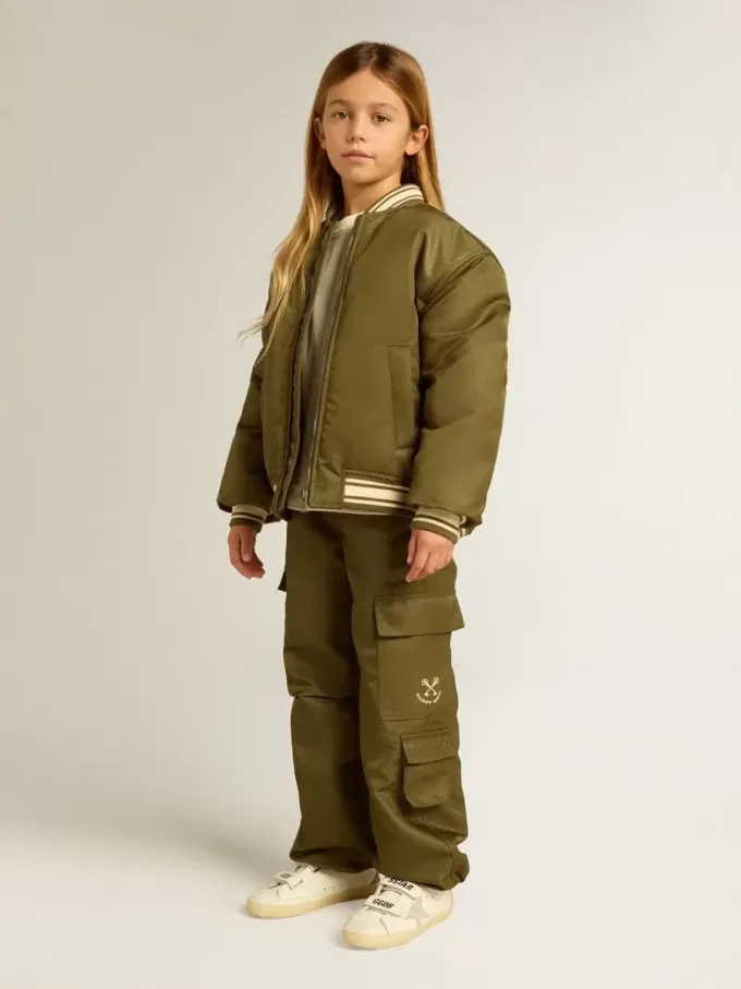 Bomber da bambino in nylon verde militare con scritta sul retro