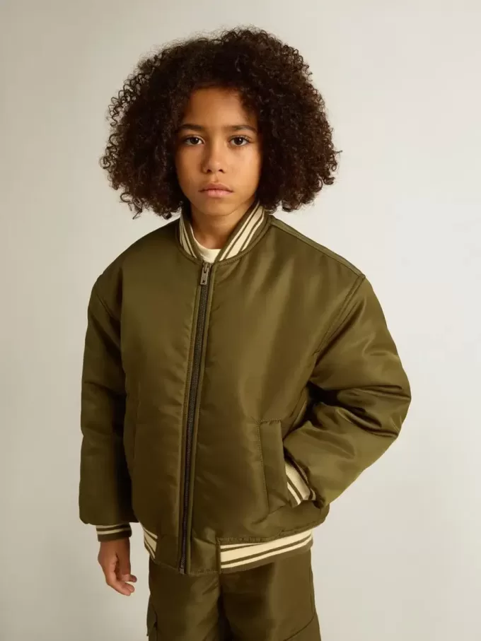 Bomber da bambino in nylon verde militare con scritta sul retro