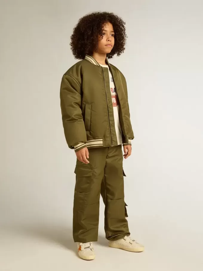 Bomber da bambino in nylon verde militare con scritta sul retro