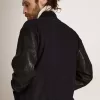 Bomber da uomo in lana blu scuro con maniche in pelle Bomber da uomo in lana blu scuro con maniche in pelle