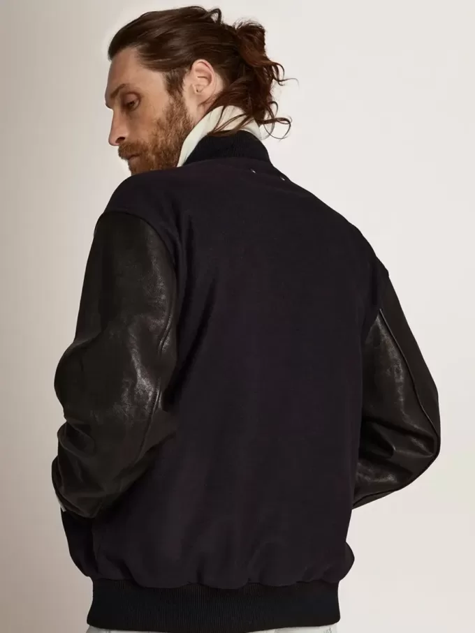 Bomber da uomo in lana blu scuro con maniche in pelle Bomber da uomo in lana blu scuro con maniche in pelle