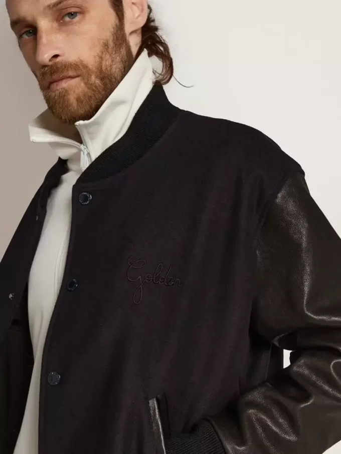 Bomber da uomo in lana blu scuro con maniche in pelle Bomber da uomo in lana blu scuro con maniche in pelle