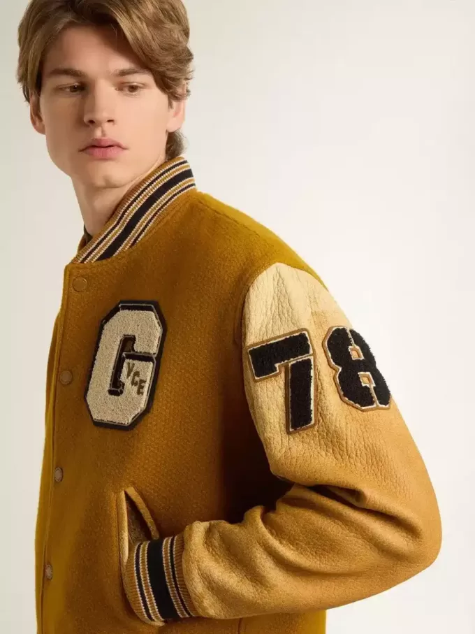 Bomber in lana giallo ocra con maniche in pelle
