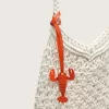 Borsa da donna in macramè di cotone color burro con charm a forma di aragosta in pelle Borsa da donna in macramè di cotone color burro con charm a forma di aragosta in pelle