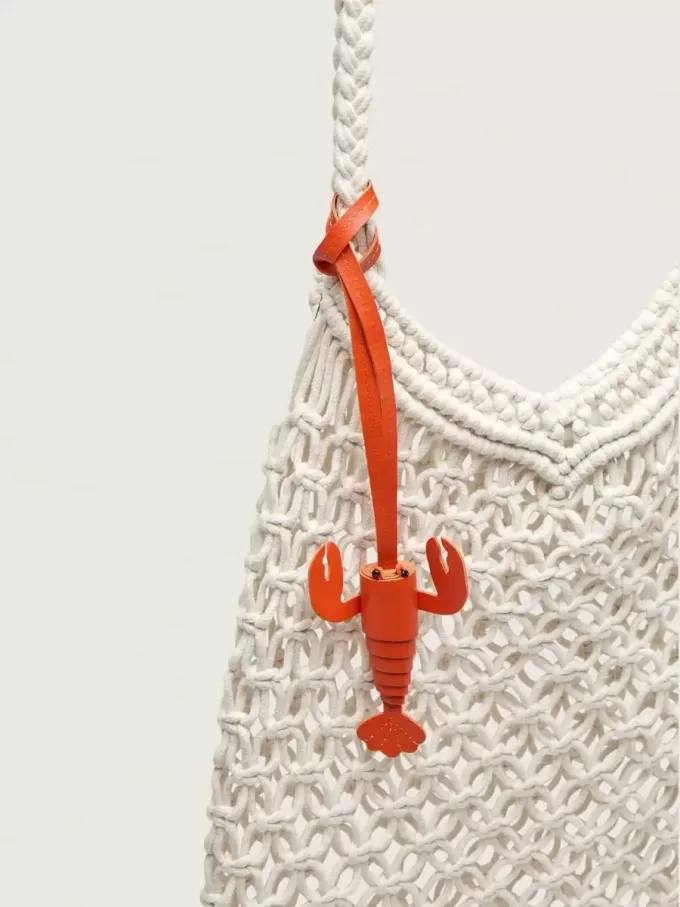 Borsa da donna in macramè di cotone color burro con charm a forma di aragosta in pelle Borsa da donna in macramè di cotone color burro con charm a forma di aragosta in pelle
