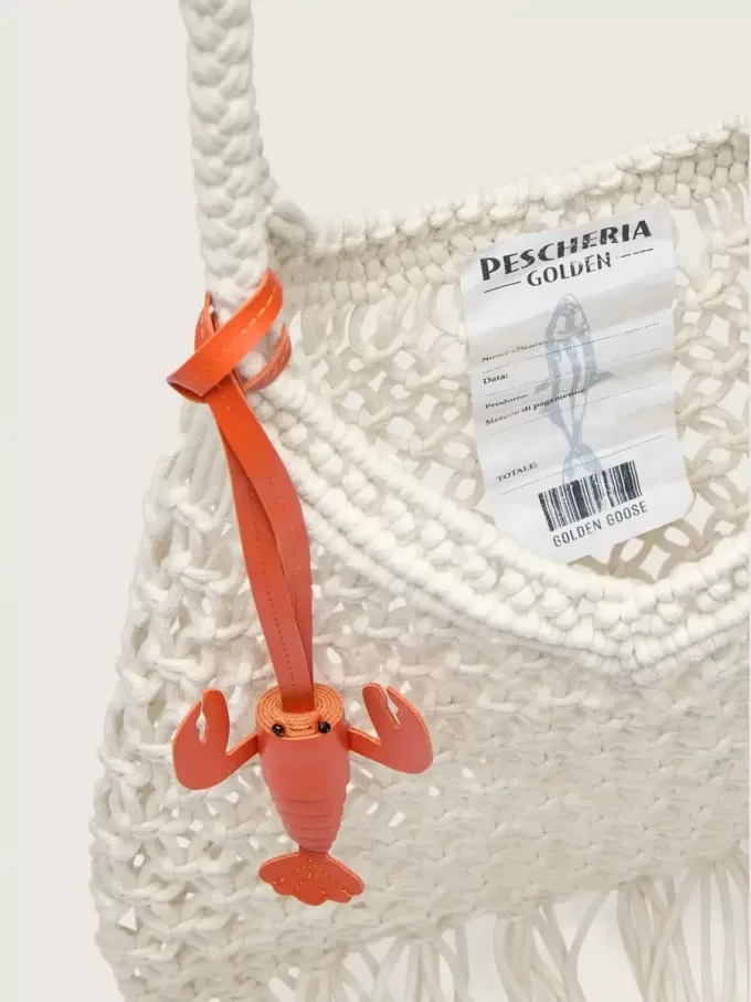 Borsa da donna in macramè di cotone color burro con charm a forma di aragosta in pelle Borsa da donna in macramè di cotone color burro con charm a forma di aragosta in pelle