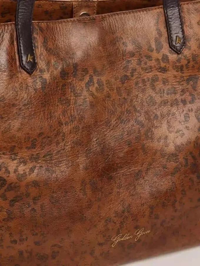 Borsa Pasadena in pelle martellata con stampa leopardata e manici neri a contrasto Borsa Pasadena in pelle martellata con stampa leopardata e manici neri a contrasto